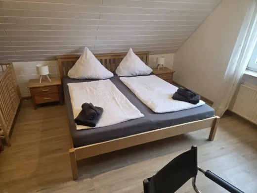 Schlafzimmer mit Doppelbett