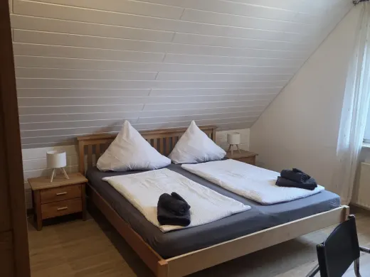 Schlafzimmer mit Doppelbett